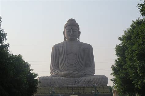  Il Buddha di Bodh Gaya: Esplorando la Tranquillità nel Marmo!